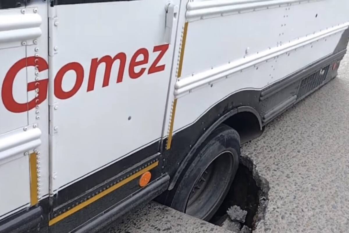 Camión de transporte se hunde en socavón