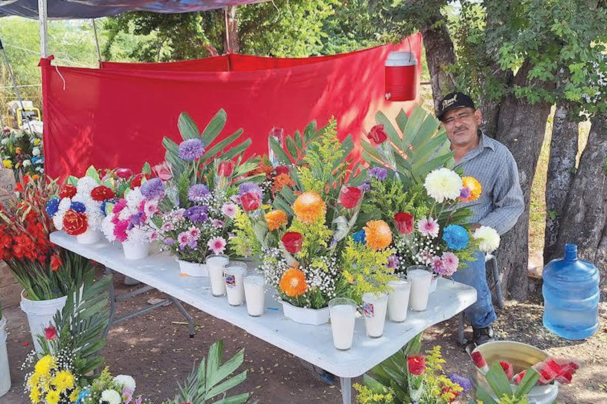 Puestos de flores y coronas se instalan rumbo al Panteón del Carmen de Ciudad Obregón ante el Día de Muertos