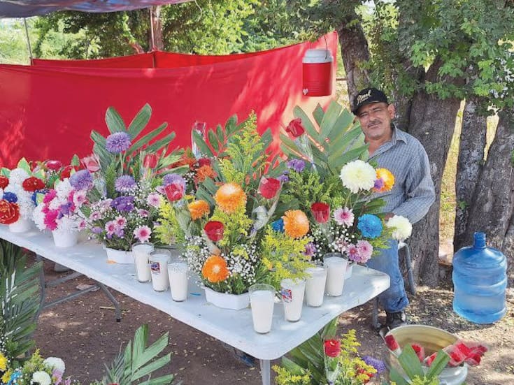Puestos de flores y coronas se instalan rumbo al Panteón del Carmen de Ciudad Obregón ante el Día de Muertos