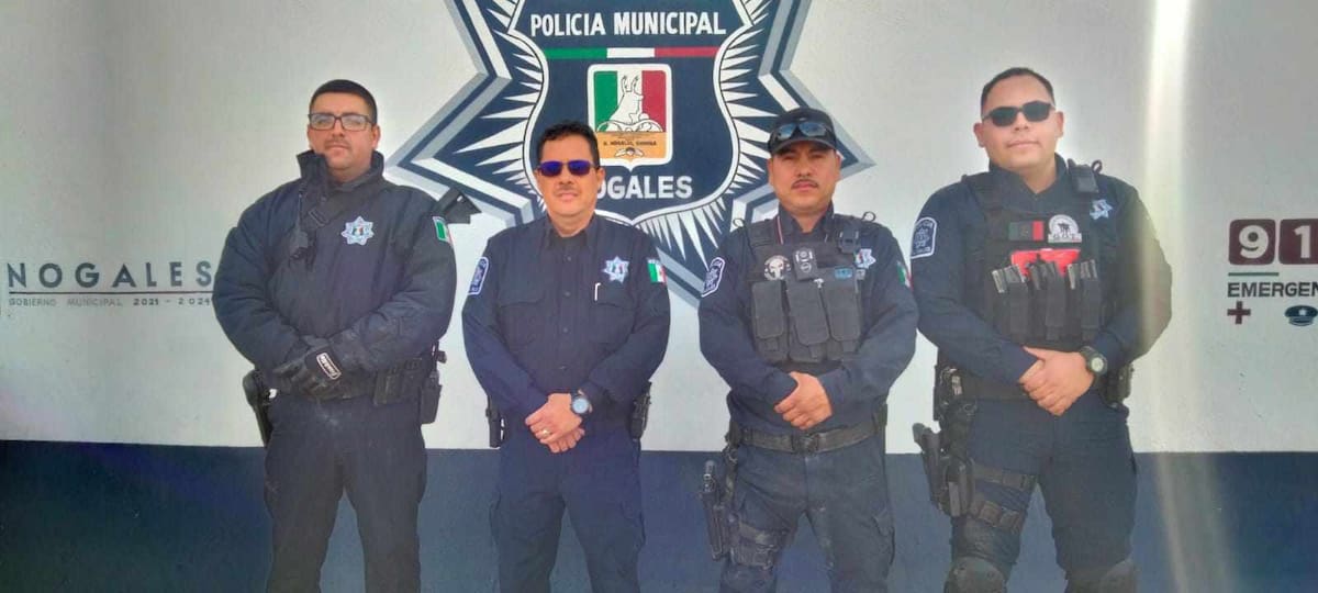 Los oficiales Gerardo Castro Leal, Juan Manuel Valdez Sandoval, Carlos Eduardo Rodríguez García y Cristian Ulises López Alamea demostraron valentía al ingresar a la vivienda en llamas, rescatando a la familia mientras los bomberos sofocaban el fuego.
