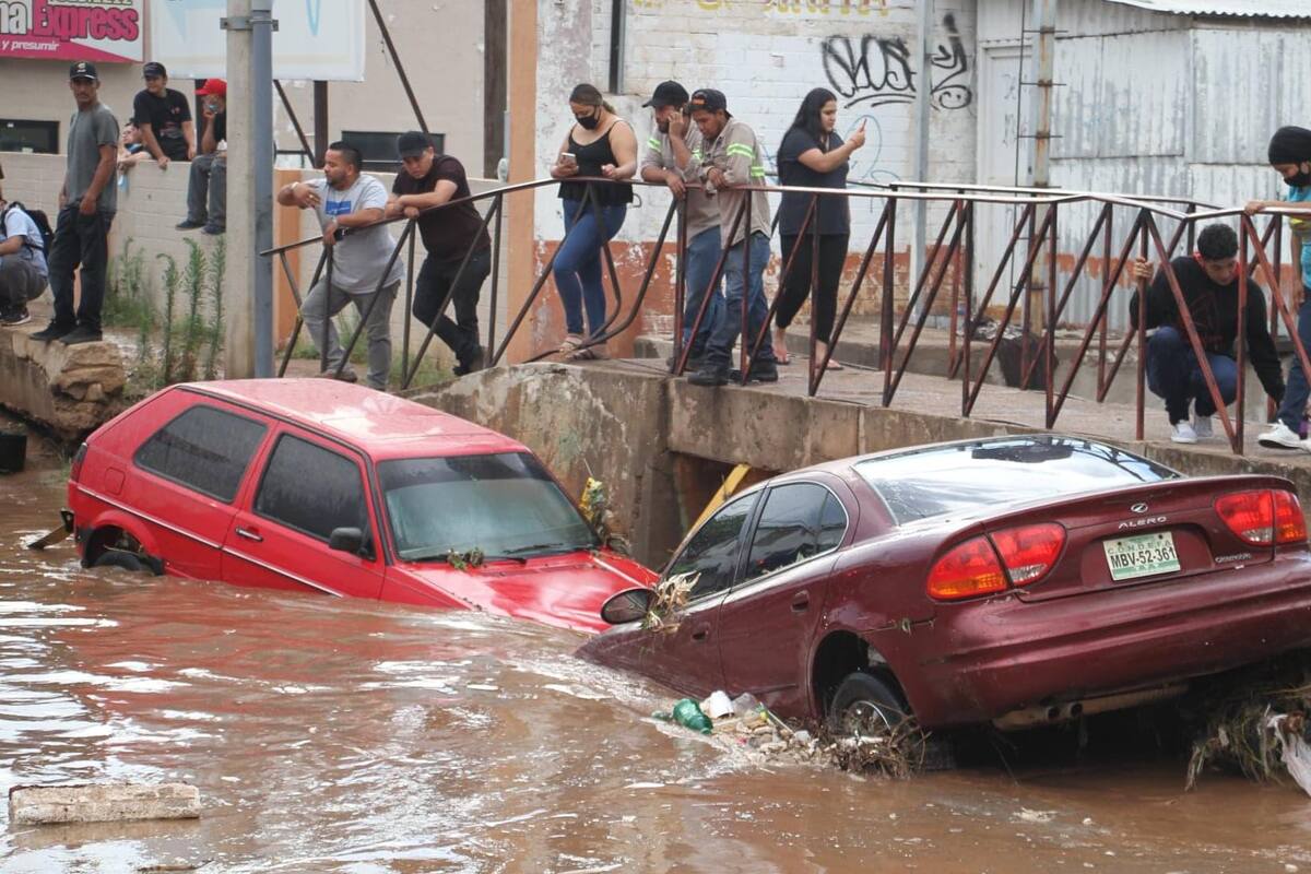 Auto arrastrado por arroyo cruza frontera con EU