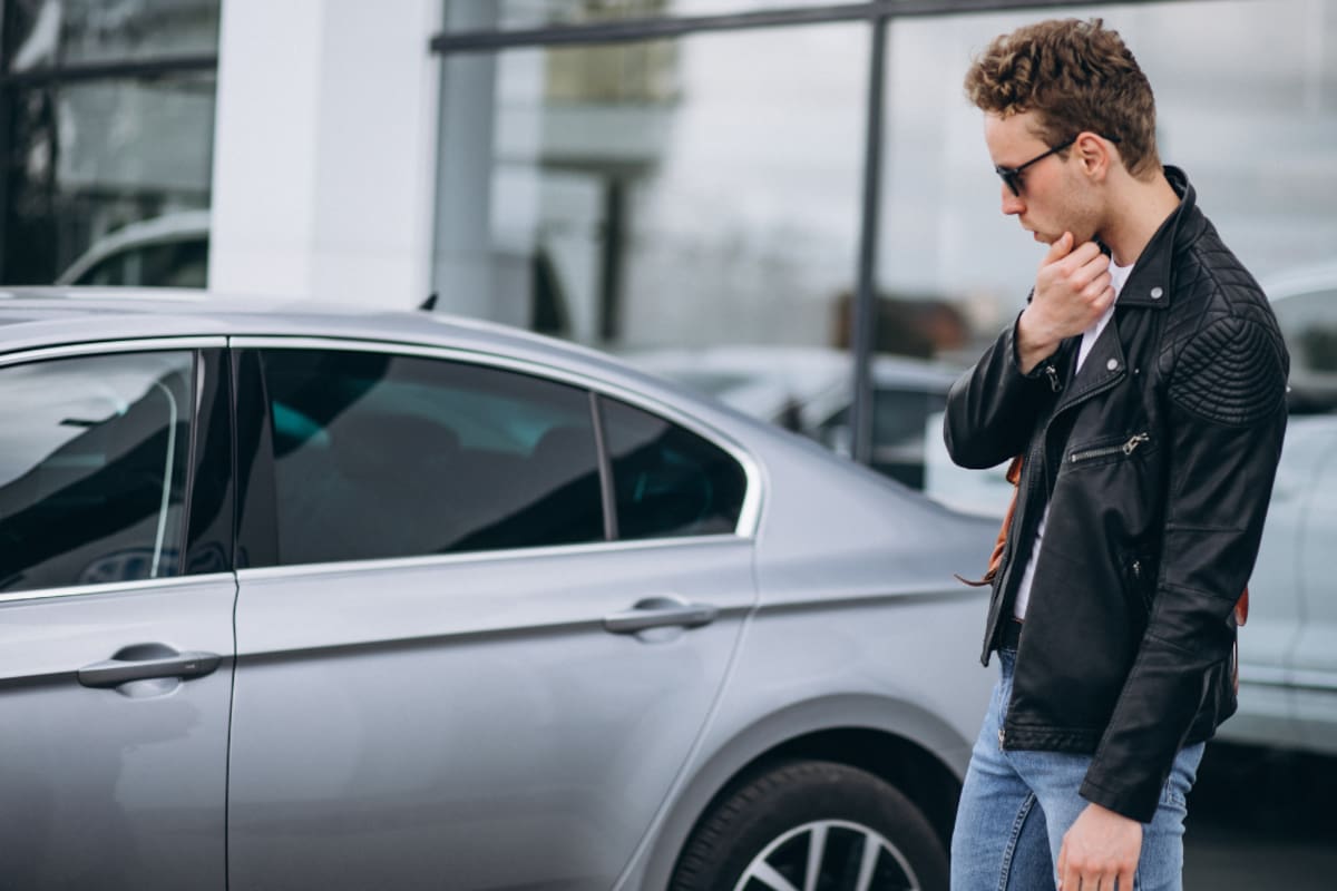 Dejas de pagar tu auto de agencia: ¿te lo pueden quitar y aun así seguir debiendo?