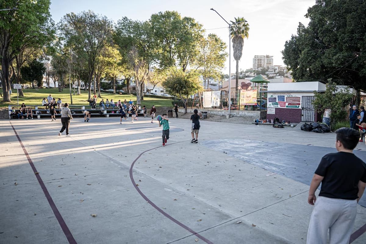 Familias se manifestaron para exigir el libre uso de la cancha en el parque Lomas Hipódromo, luego de que fueran retirados los aros de básquetbol y se aplicara un reglamento interno del comité vecinal. Foto: Border Zoom