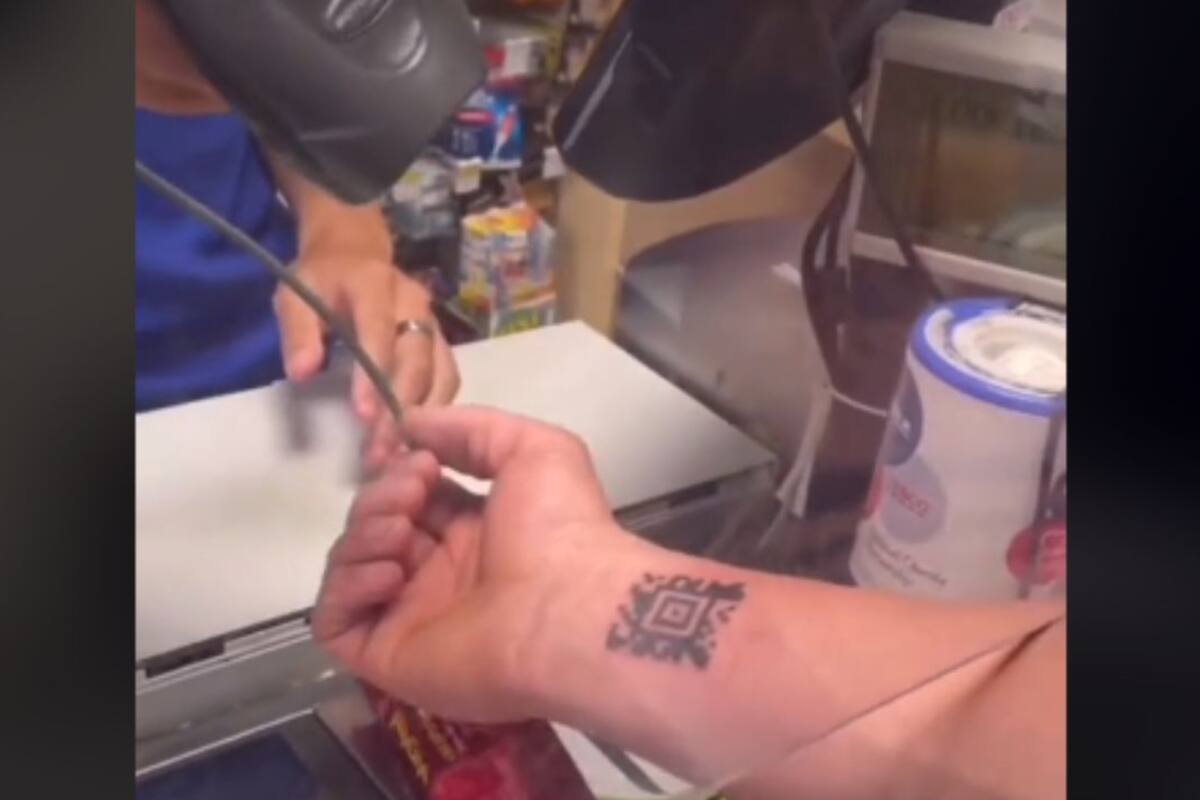 "Remedio contra los despistados": Joven se tatúa el QR de su tarjeta del supermercado