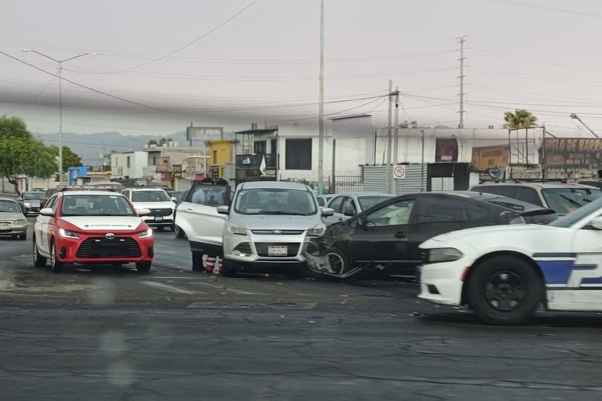 Tres vehículos chocan en calzada Hector Terán Terán; reportan personas lesionadas