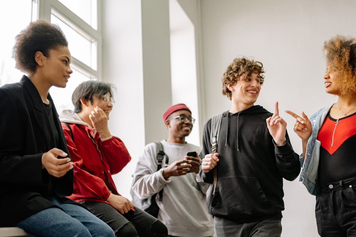 Tener y escuchar conversaciones complejas ayuda al cerebro a activarse y trabajar de forma más eficiente