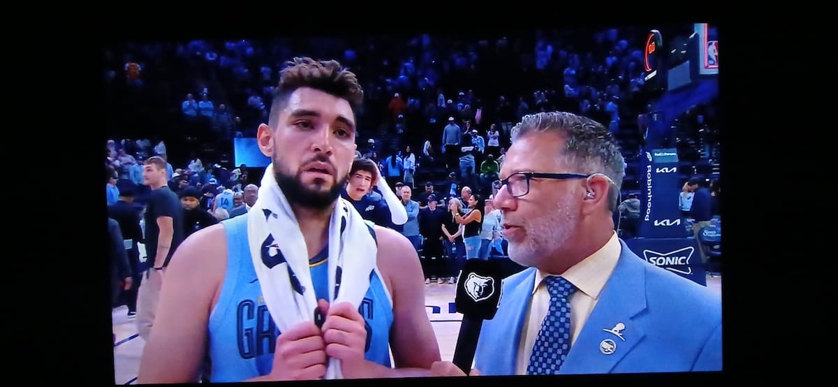Karim López bromea y se asoma en una entrevista al final del juego haciendo la expreisón de "Oh my God", tras la paliza de Grizzlies sobre el Jazz de Utah. (Foto: Captura de pantalla)