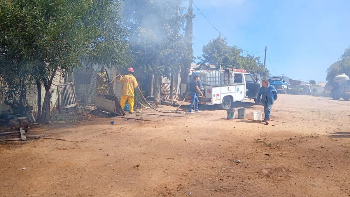 Rescatistas que mantienen un paro de actividades acudieron a controlar un incendio de vivienda en San Vicente y reiteraron sus demandas por deficiencias en los servicios de salud. Foto: Cortesía