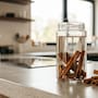 Mezclar alcohol con canela: para qué sirve este remedio casero y qué dice la ciencia sobre sus efectos