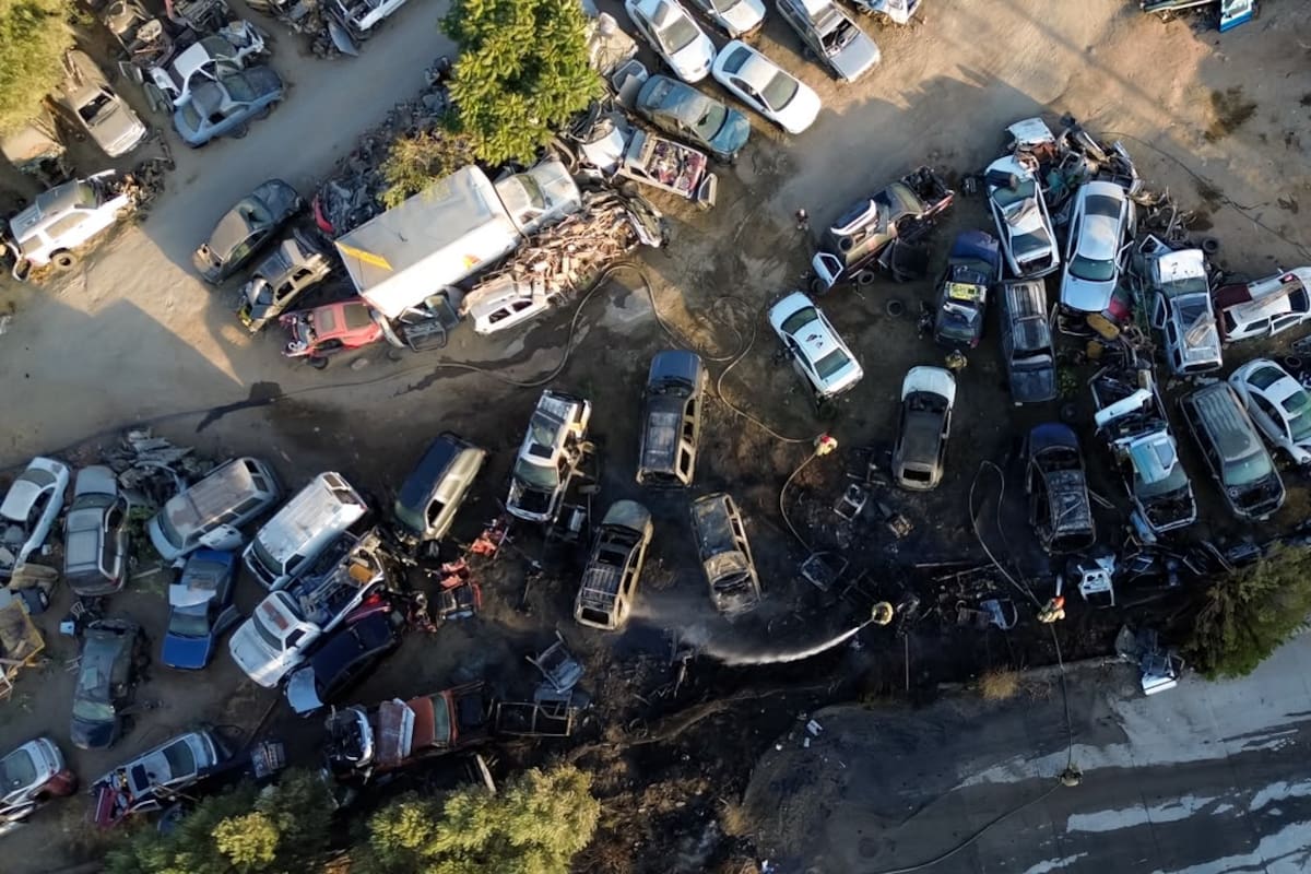 Incendio en yonke de Tecate consume siete vehículos; detienen a un sospechoso