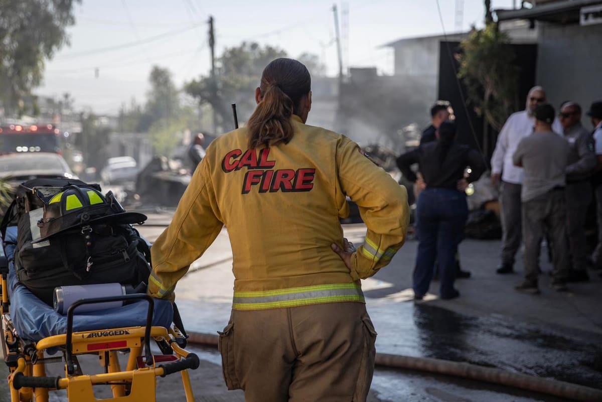 El fuego dejó pérdidas totales en una casa y afectó al menos dos vehículos; no se reportaron personas lesionadas. Foto. Cortesía
