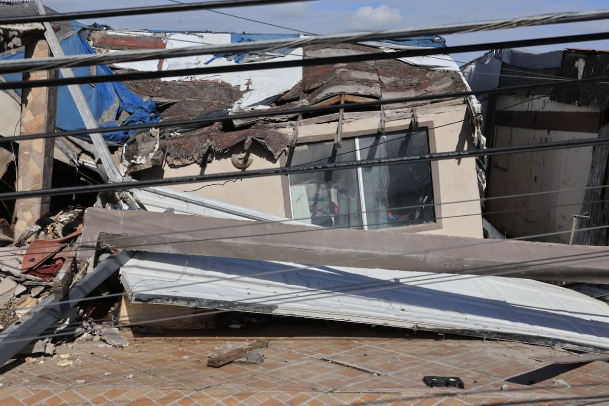 El deslizamiento en la calle Punta Arenas provocó el colapso de viviendas y mantiene en riesgo otros inmuebles de la colonia 3 de Octubre, en Tijuana. Foto: Sergio Ortiz