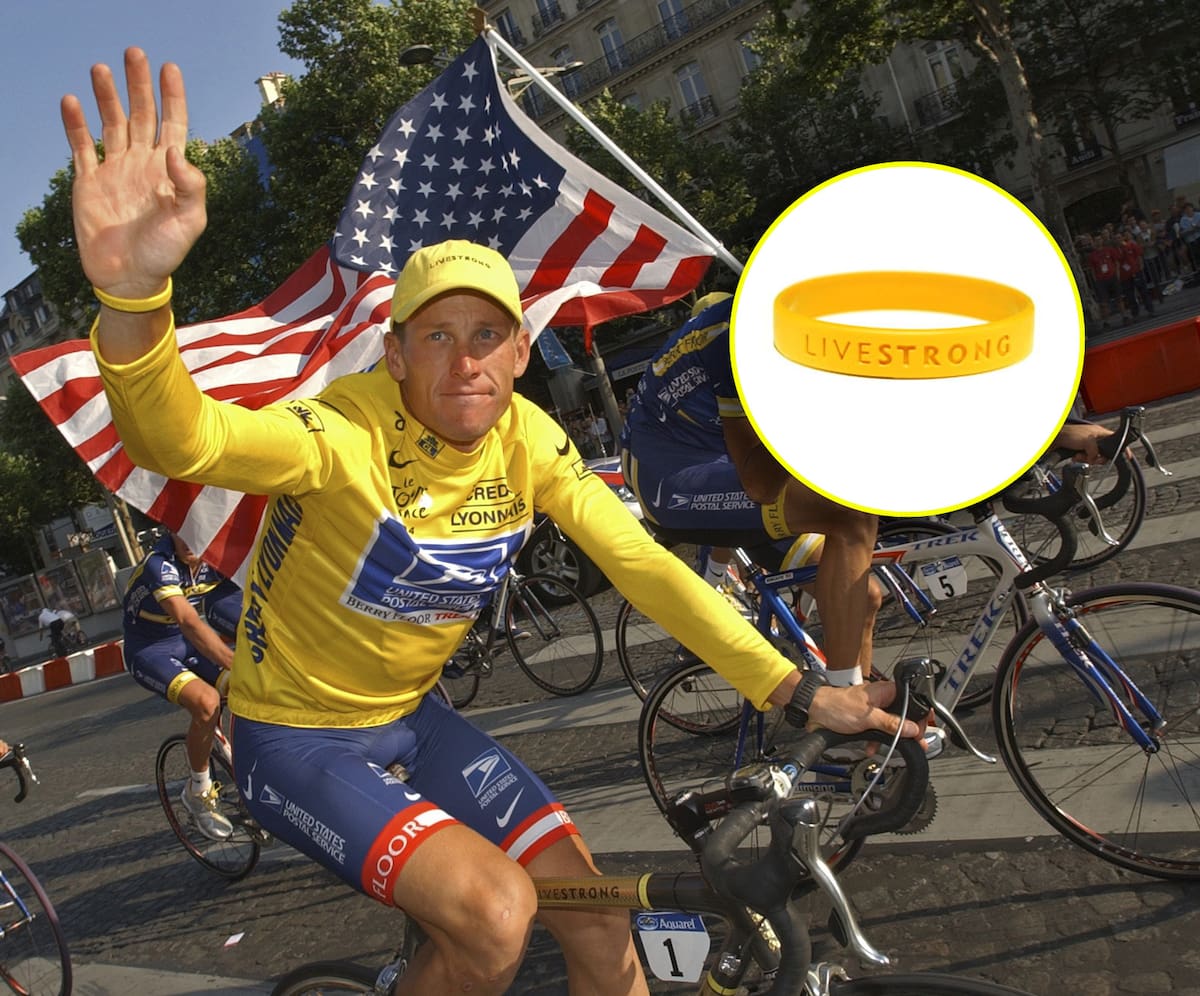 Lance Armstrong con la pulsera LiveStrong durante el Tour de Francia 2004. (Foto: AP)