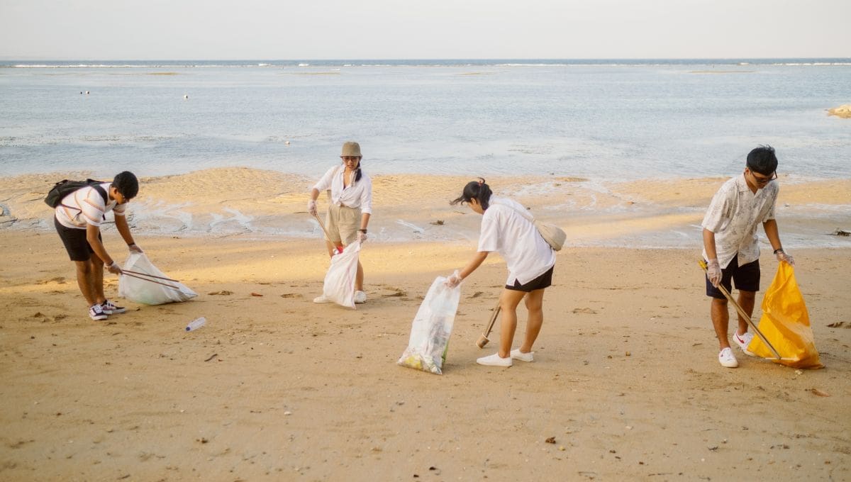 El gobierno de México inició una jornada nacional para limpiar playas y reducir el uso de plásticos, con el objetivo de eliminar tres mil toneladas al año.