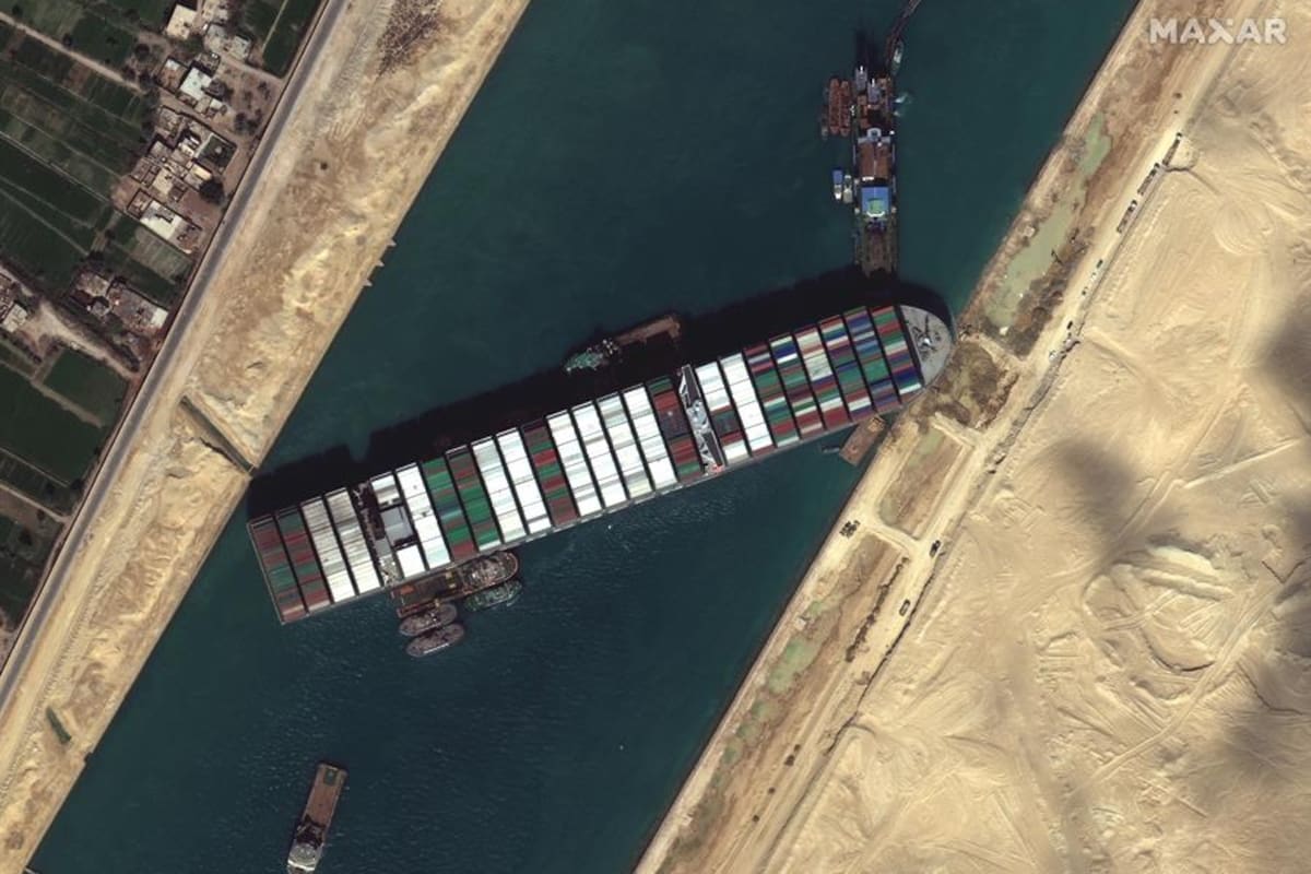 Mueven 29 metros al Ever Given en el Canal de Suez
