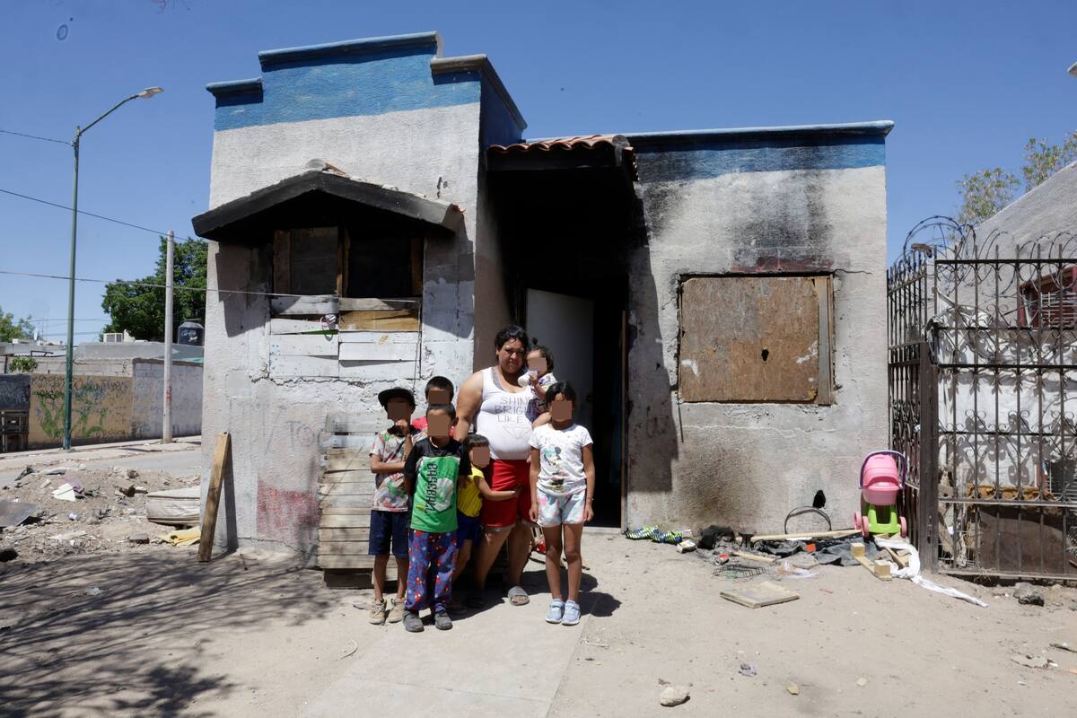 Familia pide apoyo ante el calor intenso en Hermosillo; sufren falta de agua y luz
