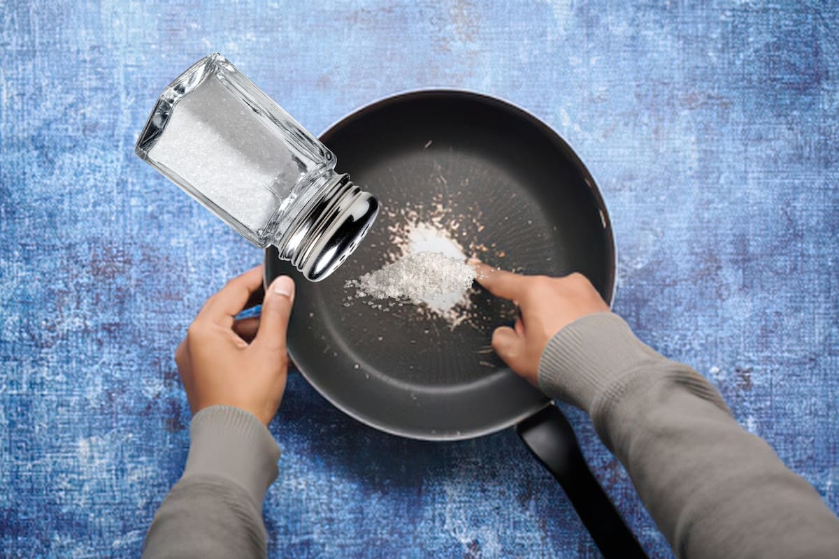 La sal de cocina puede ayudar a desprender restos de comida pegados en una sartén, pero frotarla sobre superficies antiadherentes o recubrimientos delicados puede causar daños; conoce cómo utilizar este método de limpieza y qué alternativas usar para evitar rayaduras: ¿Cómo hacerlo?