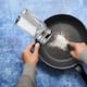 La sal de cocina puede ayudar a desprender restos de comida pegados en una sartén, pero frotarla sobre superficies antiadherentes o recubrimientos delicados puede causar daños; conoce cómo utilizar este método de limpieza y qué alternativas usar para evitar rayaduras: ¿Cómo hacerlo?