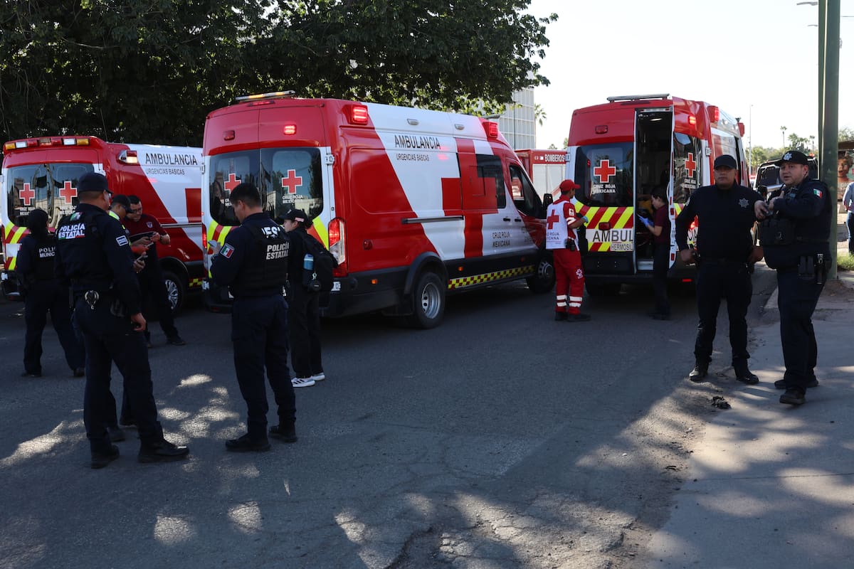 Varias unidades de Cruz Roja, del Departamento de Bomberos y policías acudieron para atender la emergencia. FOTO: JULIÁN ORTEGA