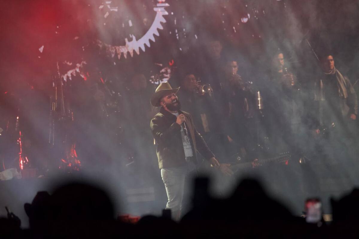 Con su clásico baile, sus muecas y mostrando su colmillo de plata, y no de leche, en alusión a uno de sus discos, el intérprete se mostró feliz del recibimiento.