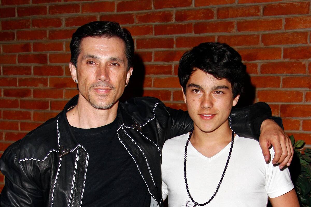 Sergio Mayer sale en defensa de su hijo y niega que lo hayan corrido de la nueva versión de Rebelde