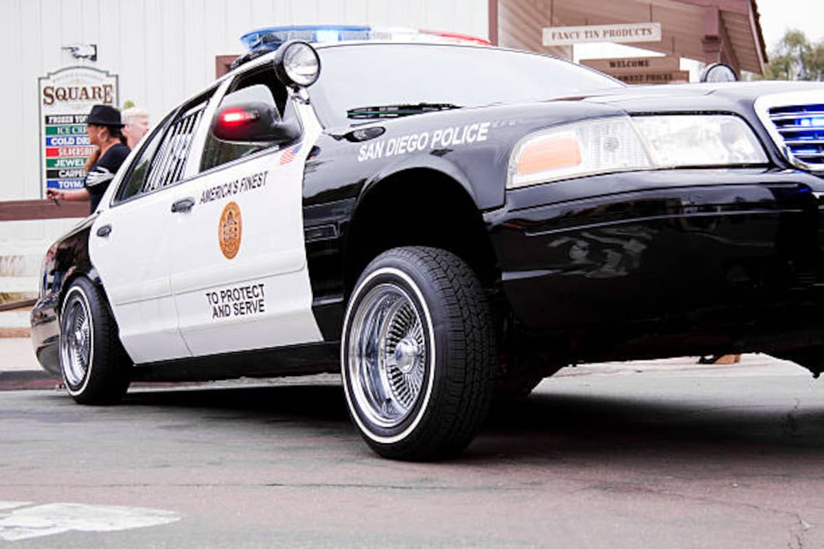 Hallan a hombre sin vida con huellas de violencia detrás de centro comercial de San Diego