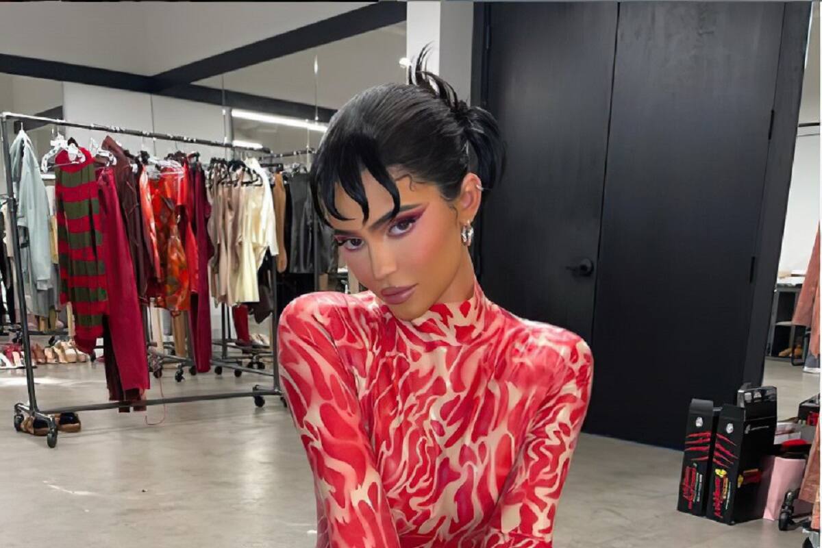 Kylie Jenner presume su embarazo con un outfit totalmente rojo