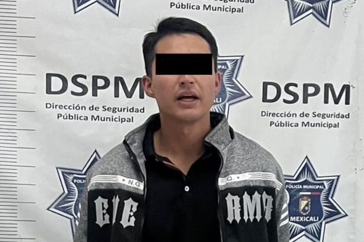 Intentó entrar a Oxxo con machete y huyó al ver a policías: fue detenido