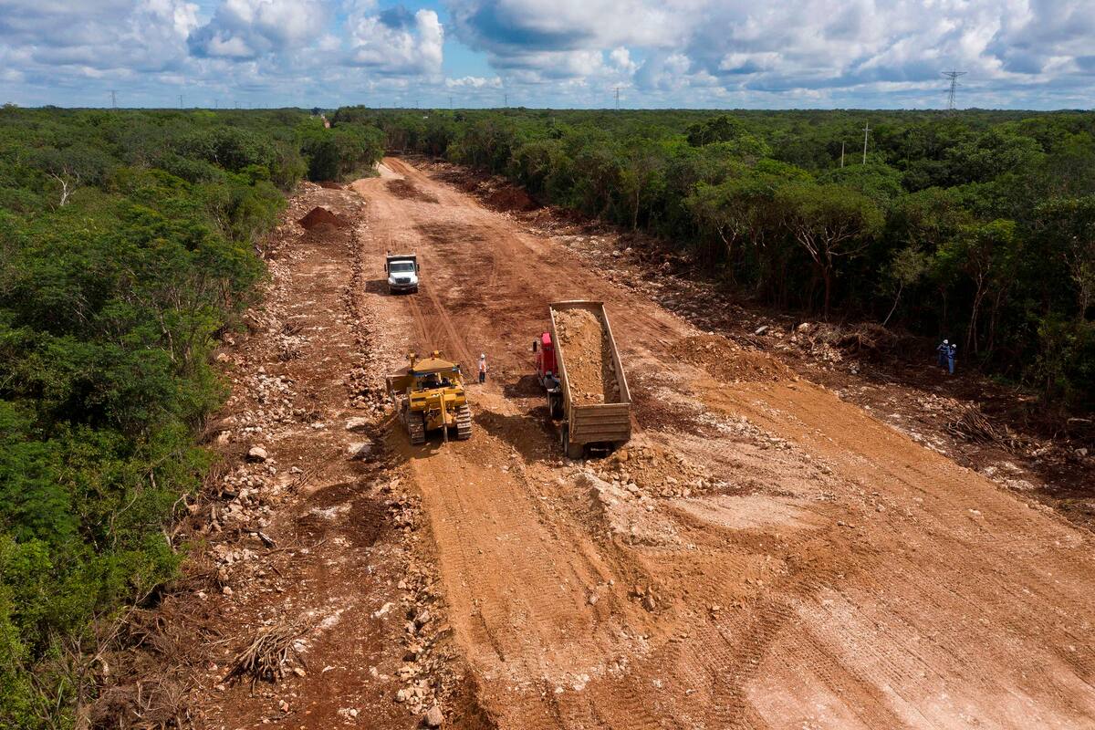 MEX4759. MAXCANÚ (MÉXICO), 07/02/2021.- Trabajadores laboran en la construcción del Tren Maya, el viernes 5 de febrero de 2021, en el municipio. / Imagen de archivo.