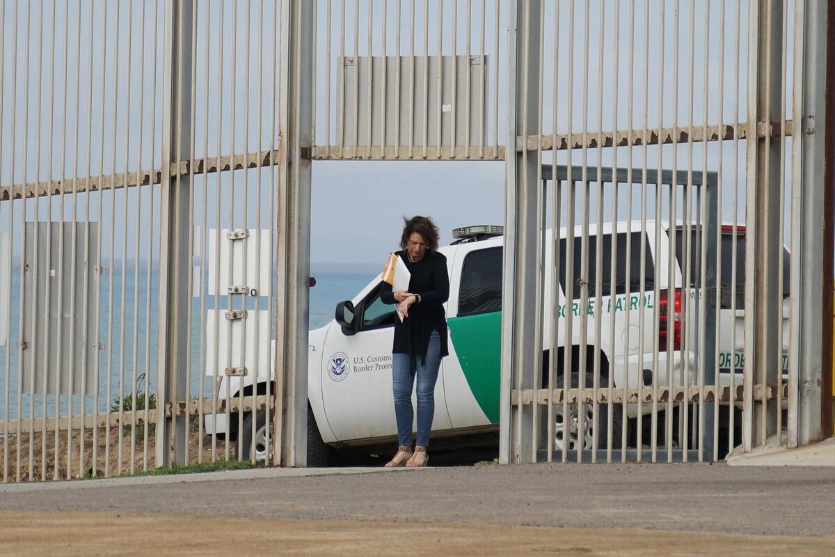 Persecución de camioneta con inmigrantes causa choque en California