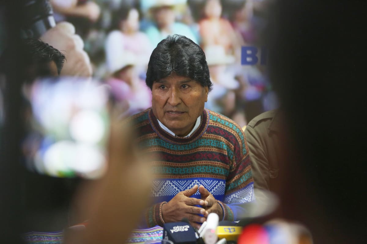 BOL01 LA PAZ (BOLIVIA) 11-04-2024.- El expresidente de Bolivia, Evo Morales, participa durante una conferencia de prensa este jueves en La Paz (Bolivia). El expresidente Evo Morales (2006-2019) se declaró en emergencia este jueves ante las observaciones del órgano electoral al congreso del Movimiento Al Socialismo (MAS) de junio y arguyó que el nuevo delegado presidencial en esa entidad tiene la misión de inhabilitarlo para las elecciones de 2025. EFE/Luis Gandarillas