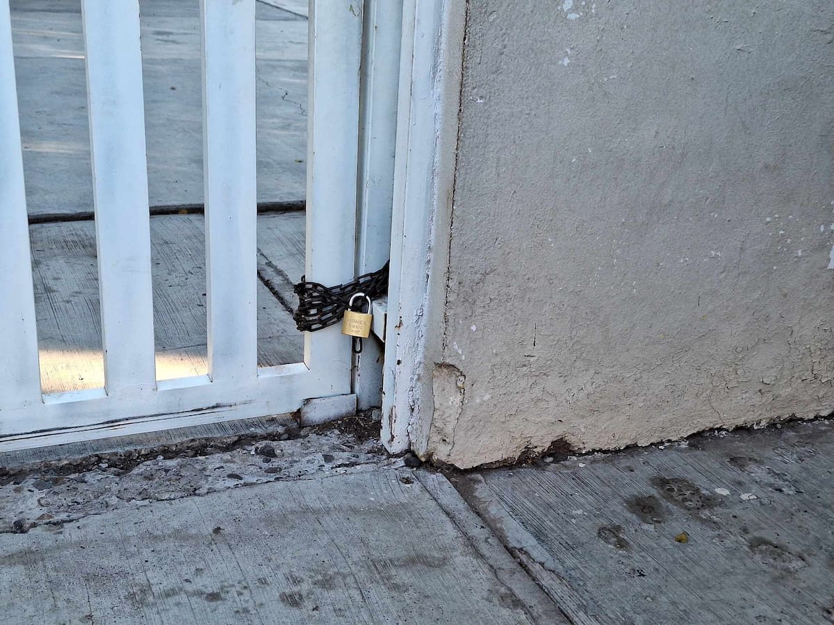 Padres de familia cierran primaria; Exigen limpieza de terrenos por casos de dengue