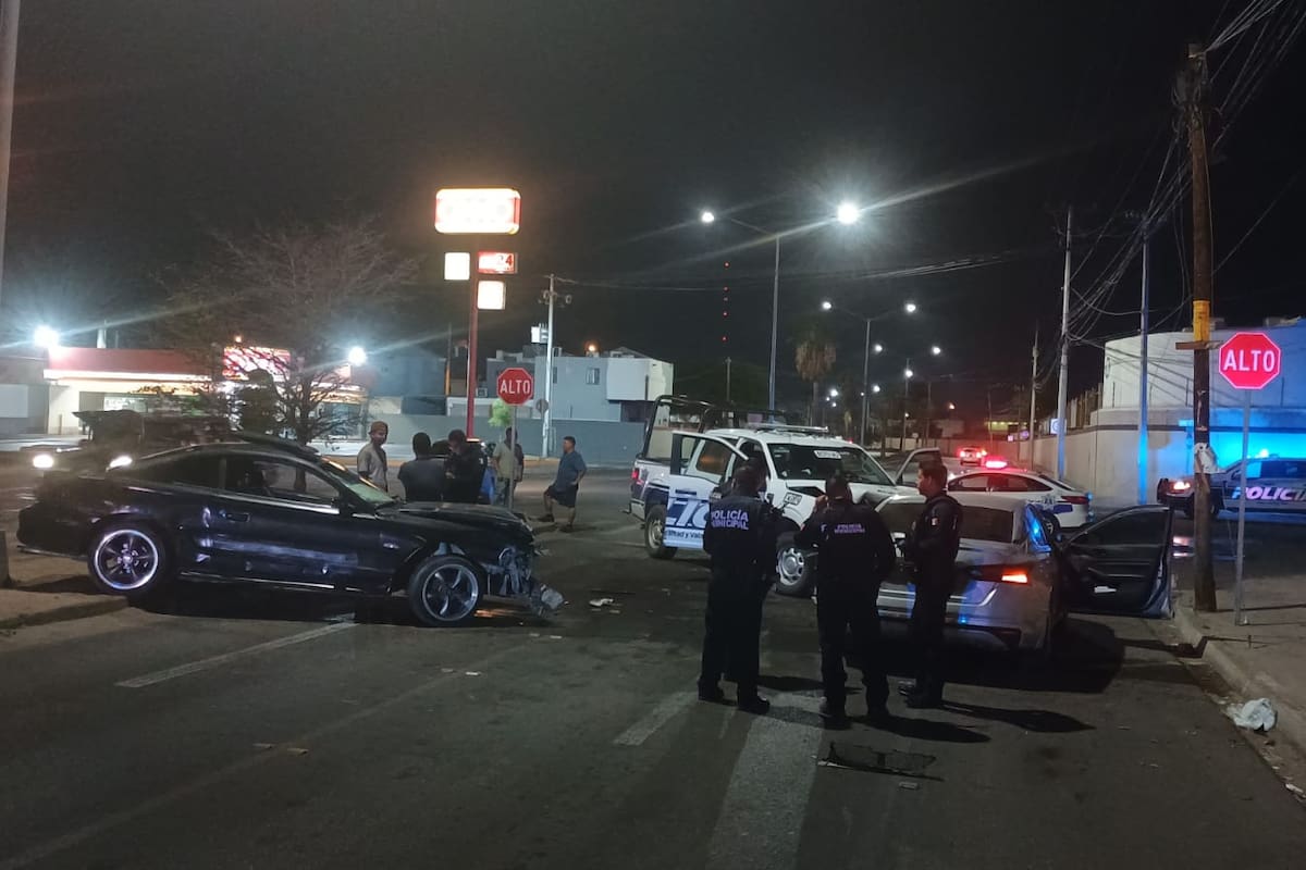 Choca patrulla en fraccionamiento Barcelona; oficial lesionada y tres vehículos involucrados