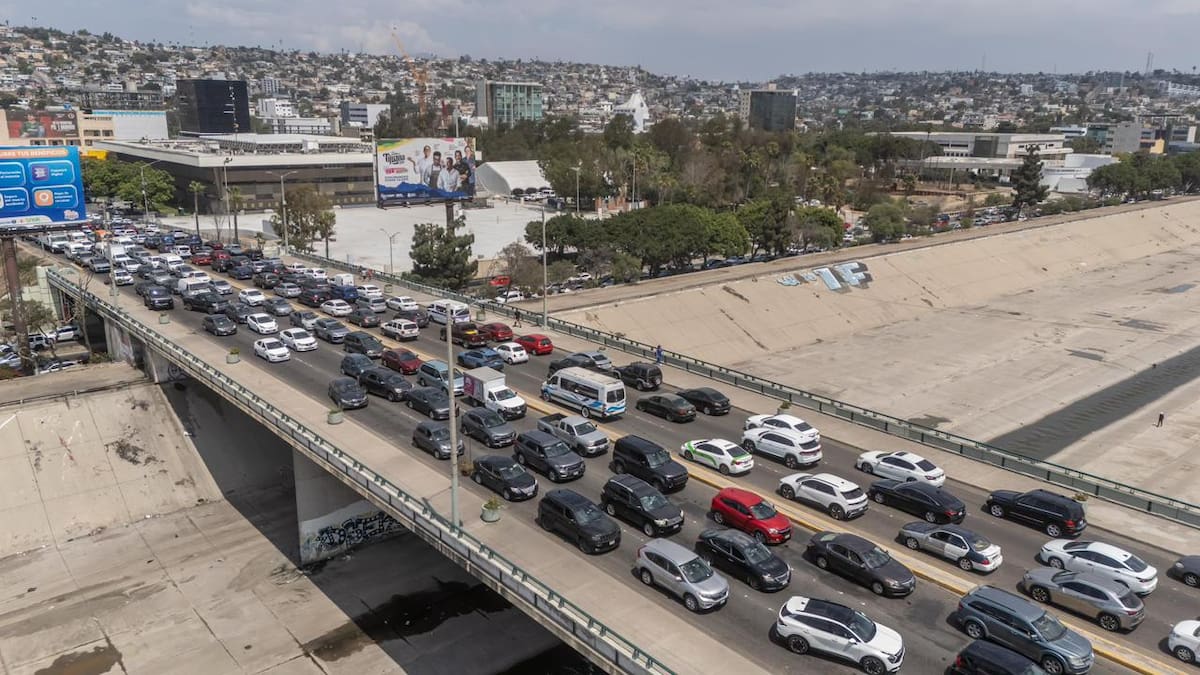 El regreso a clases incrementó la preocupación de estudiantes y familias por los tiempos de traslado y el tráfico en Tijuana. Foto: Border Zoom