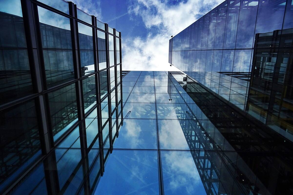 Se cayó del piso 24 de un rascacielos por probar la resistencia de los vidrios