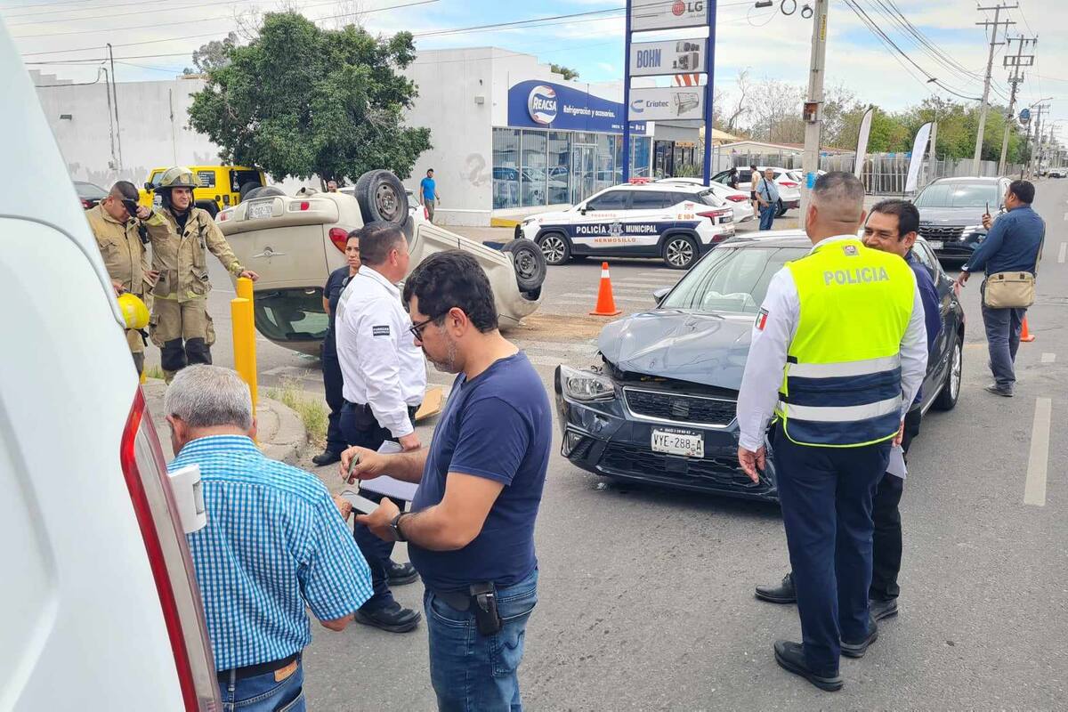 Aparatoso choque volcamiento en la colonia San Benito: Tres heridos y daños materiales