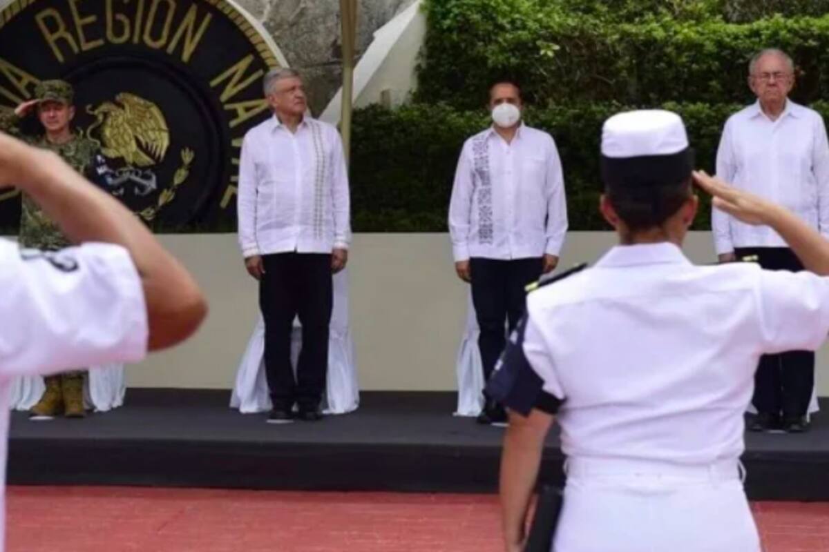 AMLO lidera ceremonia de ascensos de la Marina
