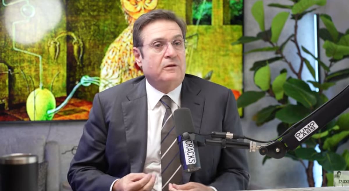 Agustin Coppel habló sobre la historia de las tiendas Coppel a través de un episodio del podcast "Cracks". | Captura de pantalla