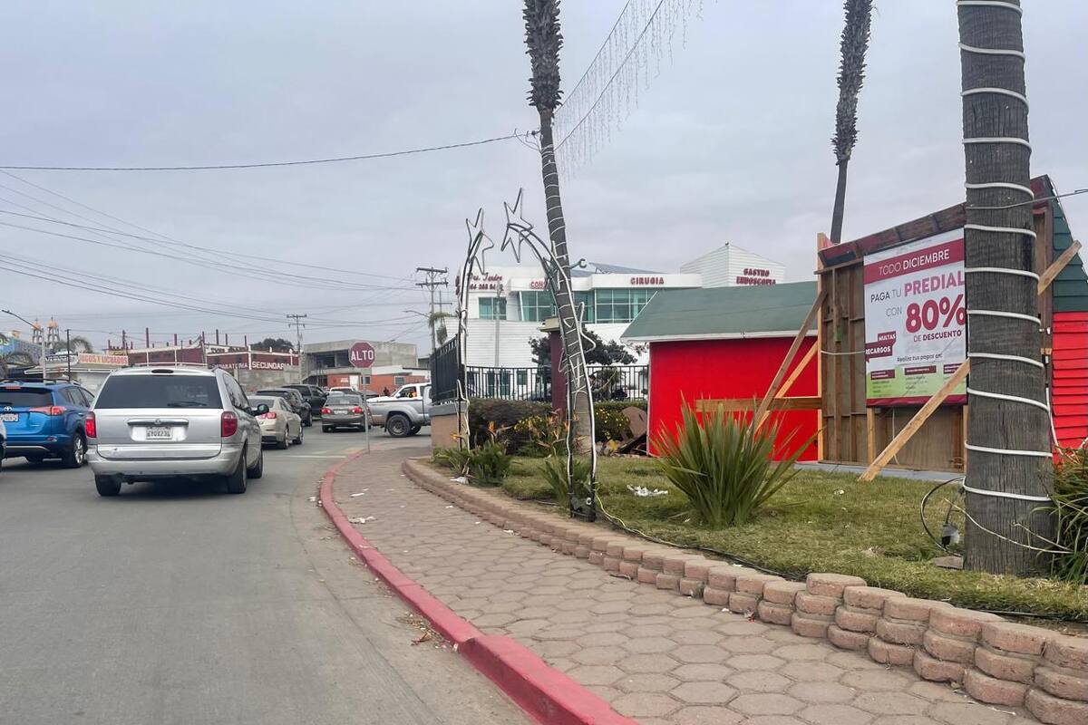 Recuperan más de 300 espacios de estacionamiento en vía pública de Rosarito