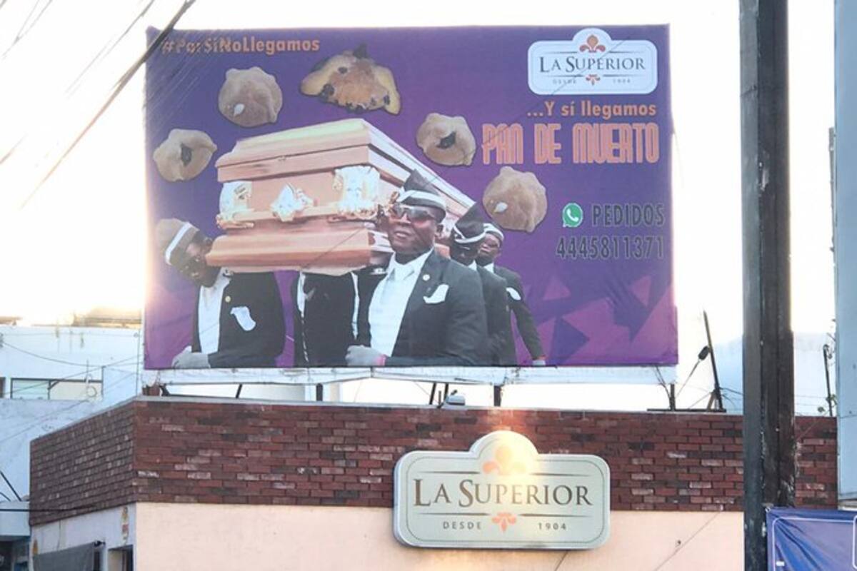 Panadería recrea baile del meme con ataúd para vender pan de muerto