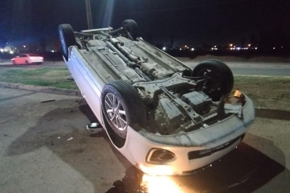 Vuelca su vehículo y lo abandona