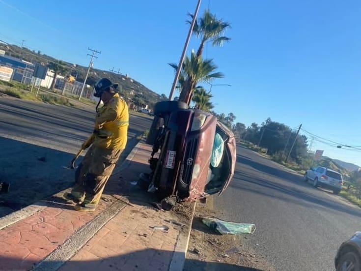 Volcadura en la carretera Mexicali–Tijuana deja una mujer lesionada