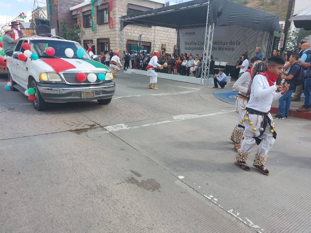 En las aceras y banquetas los asistentes, en familias enteras, lucen atuendos alusivos a la ocasión, sin faltar la tradivendimiade vendedores ambulantes.