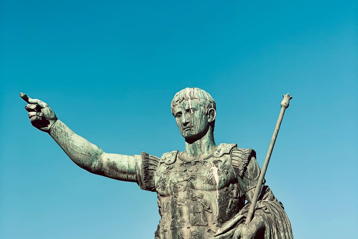 ¿Cómo fue asesinado Julio César, el emperador romano, según National Geographic?