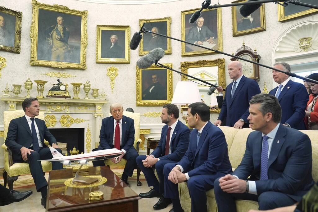 El secretario general de la OTAN, Mark Rutte (de izquierda a derecha), se reúne con el presidente Donald Trump mientras el vicepresidente J. D. Vance, el secretario de Estado, Marco Rubio, y el secretario de Defensa, Pete Hegseth, escuchan en la Oficina Oval de la Casa Blanca, el lunes 14 de julio de 2025, en Washington. | Crédito: AP/Evan Vucci