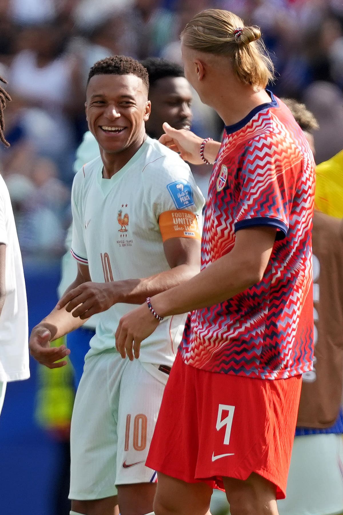 Kylian Mbappé se sonríe con Erling Haaland. (Foto: EFE)