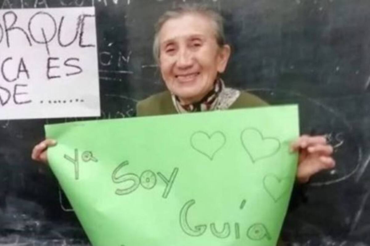 Abuelita se gradúa de Guía de Turismo