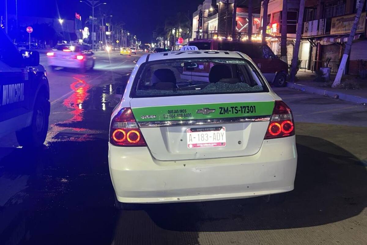 Balean taxi en Rosarito; ocupantes salen ilesos del ataque
