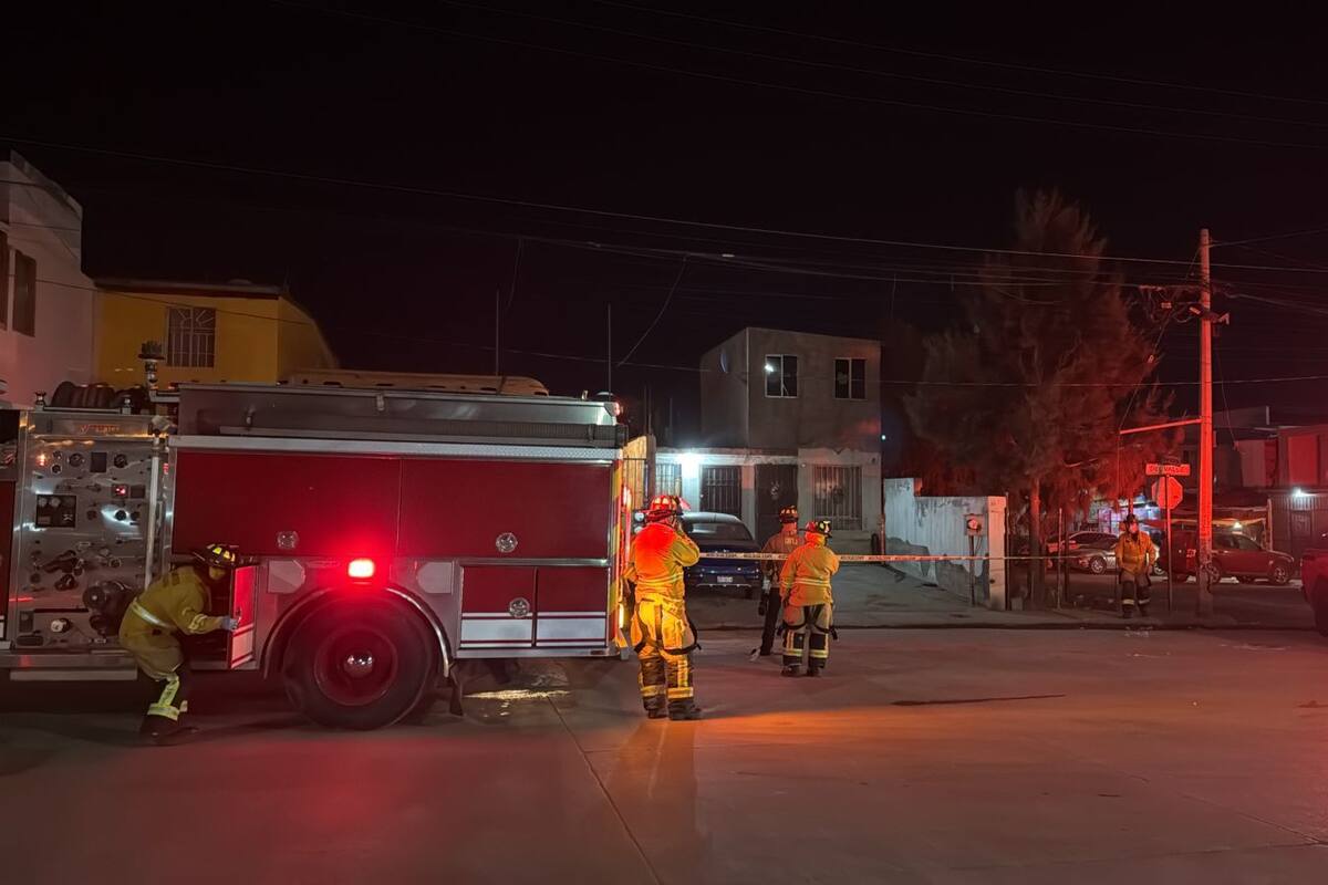 Bomberos Tijuana atiende a personas inconscientes al interior de su vivienda en Villa del Campo