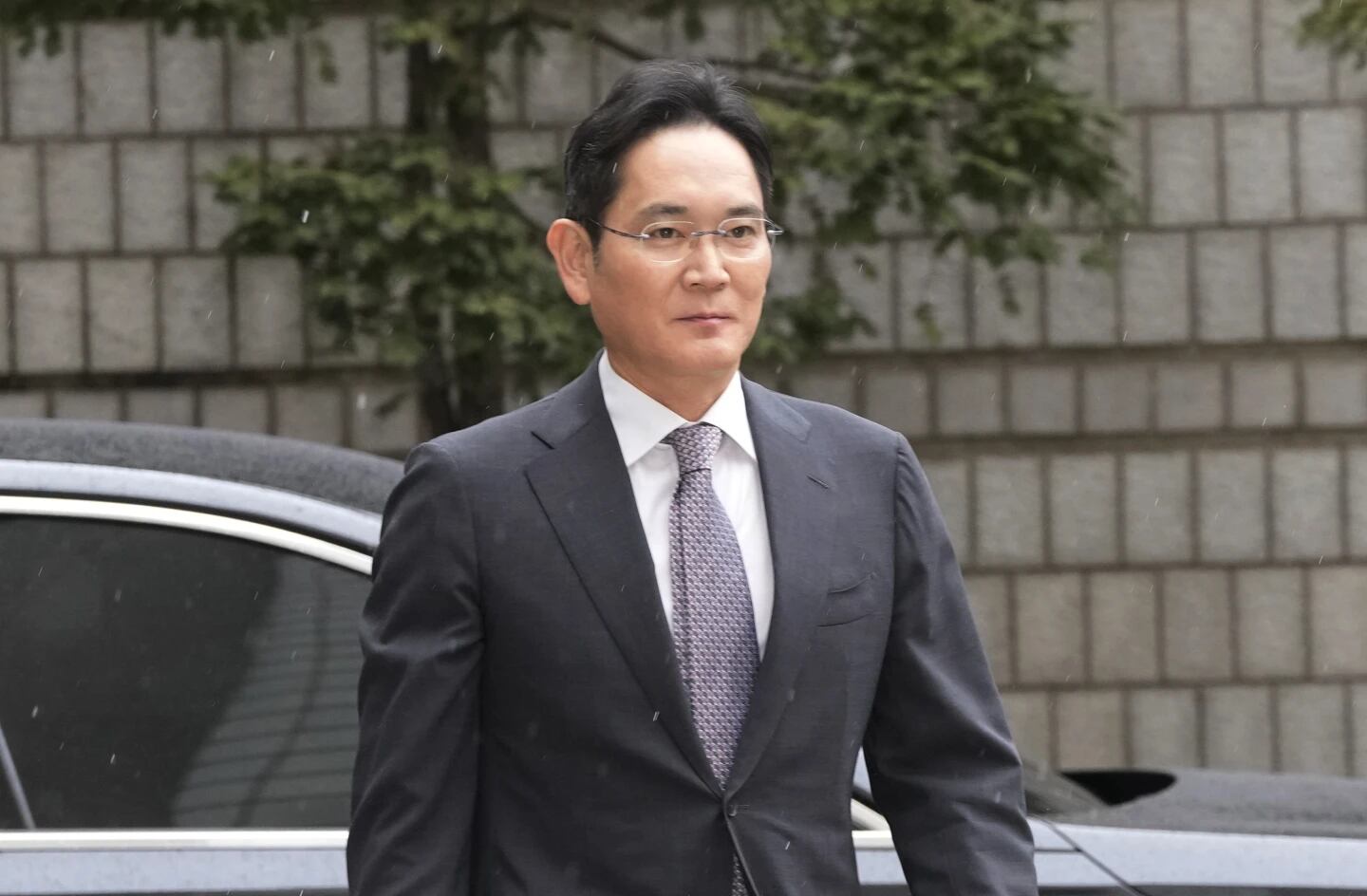 El presidente de Samsung Electronics, Lee Jae-yong, llega al Tribunal del Distrito Central de Seúl, en Seul, Corea del Sur, el lunes 5 de febrero de 2024. (Foto AP/Ahn Young-joon)